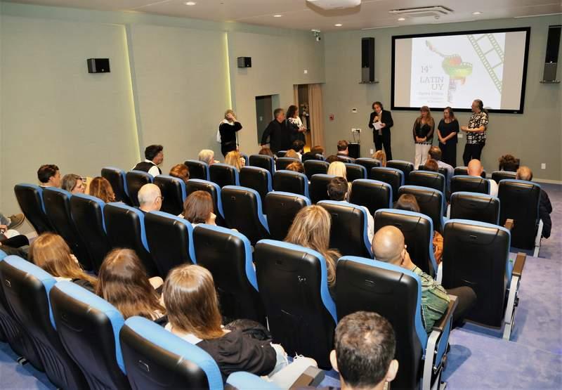 El programador Alejandro Yamgotchian anunciando los ganadores del 14 Festival LATINUY Punte del Este Noviembre 2022
