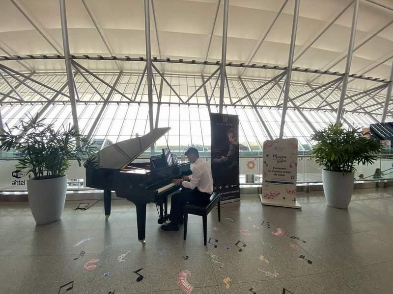 Felipe Rubini en Aeropuerto de Carrasco 1