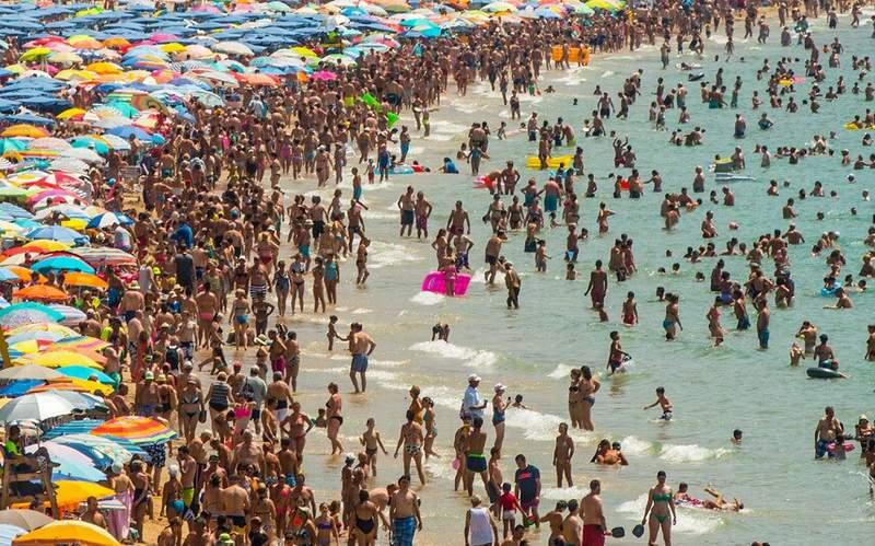 benidorm crowd 3 3385024k