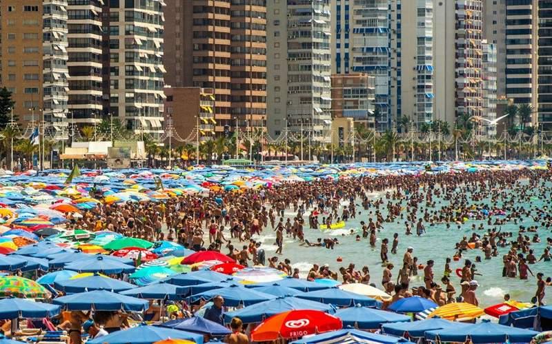 benidorm crowd 3385029k
