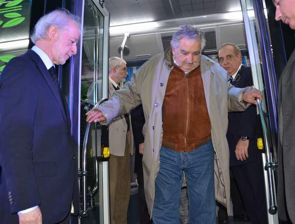 BE_Mujica_down_bus