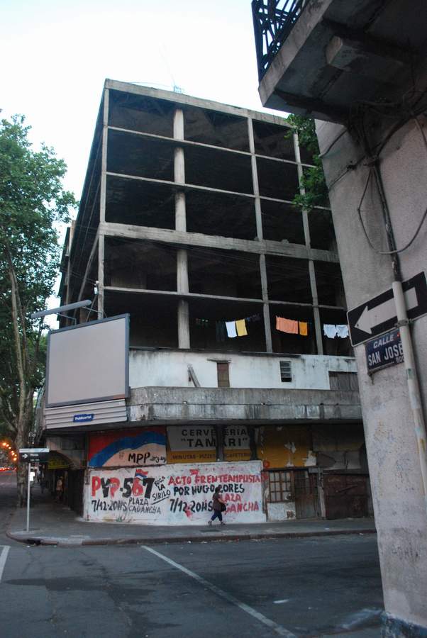 EDIFICIO_ABANDONADO_MONTEVIDEO_01