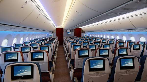 LAN_787_Economy_Class