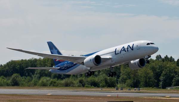 LAN_787_Take-off-2