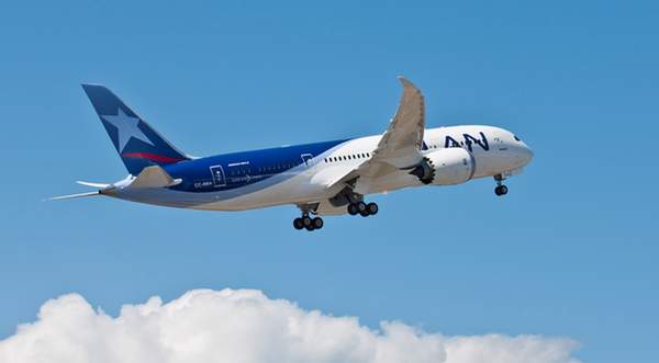 LAN_787_take-off-5