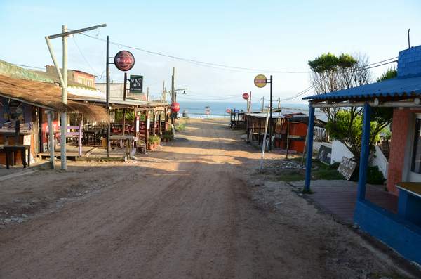 punta_del_diablo_callecita